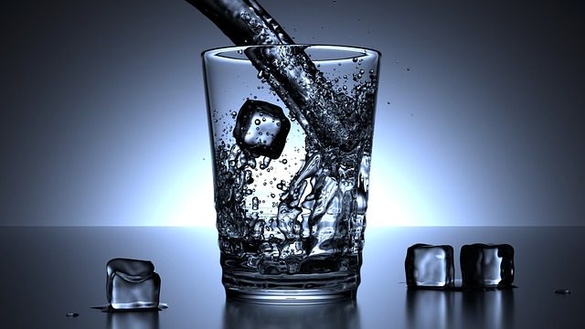 ¿Es malo tomar agua fría? Mitos y realidades