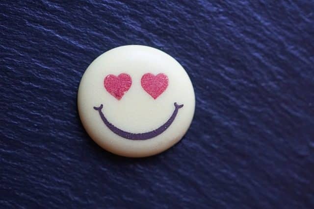 ¿Qué significa el emoji 🥰 sonriente con corazones?