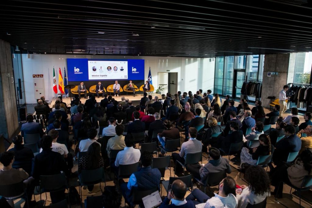 Foto El prestigioso economista Diego García del Río participó junto a Néstor Camarillo, Senador de la República Méxicana, en una ponencia sobre inversión y economía en la prestigiosa IE University El prestigioso economista Diego García del Río participó junto a Néstor Camarillo, Senador de la República Méxicana, en una ponencia sobre inversión y economía en la prestigiosa IE University